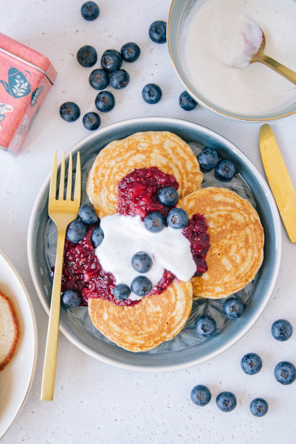 Hafer Chai Pancakes Mit Apfel Beerenmus Und Vanillejoghurt Oats And