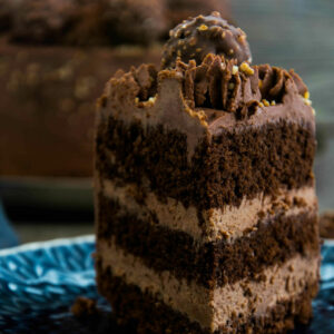 Rocher-Torte mit Schoko-Nussboden.