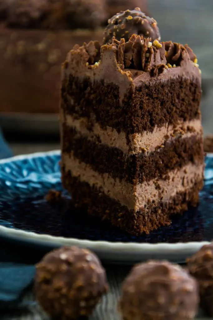 Frontalansicht von einem Stück Schokoladen-Nusstorte mit Ferrero Rocher