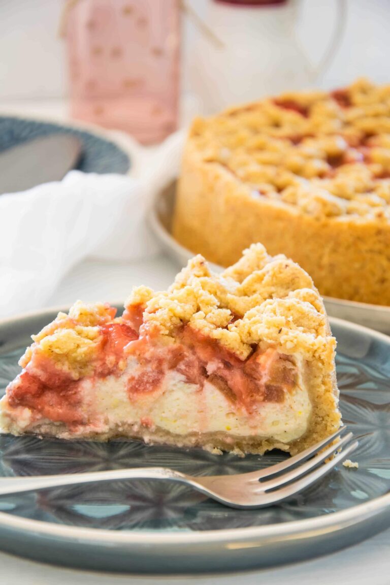 Rhabarber-Erdbeer-Streuselkuchen mit Vanille-Topfencreme - Oats and Crumbs