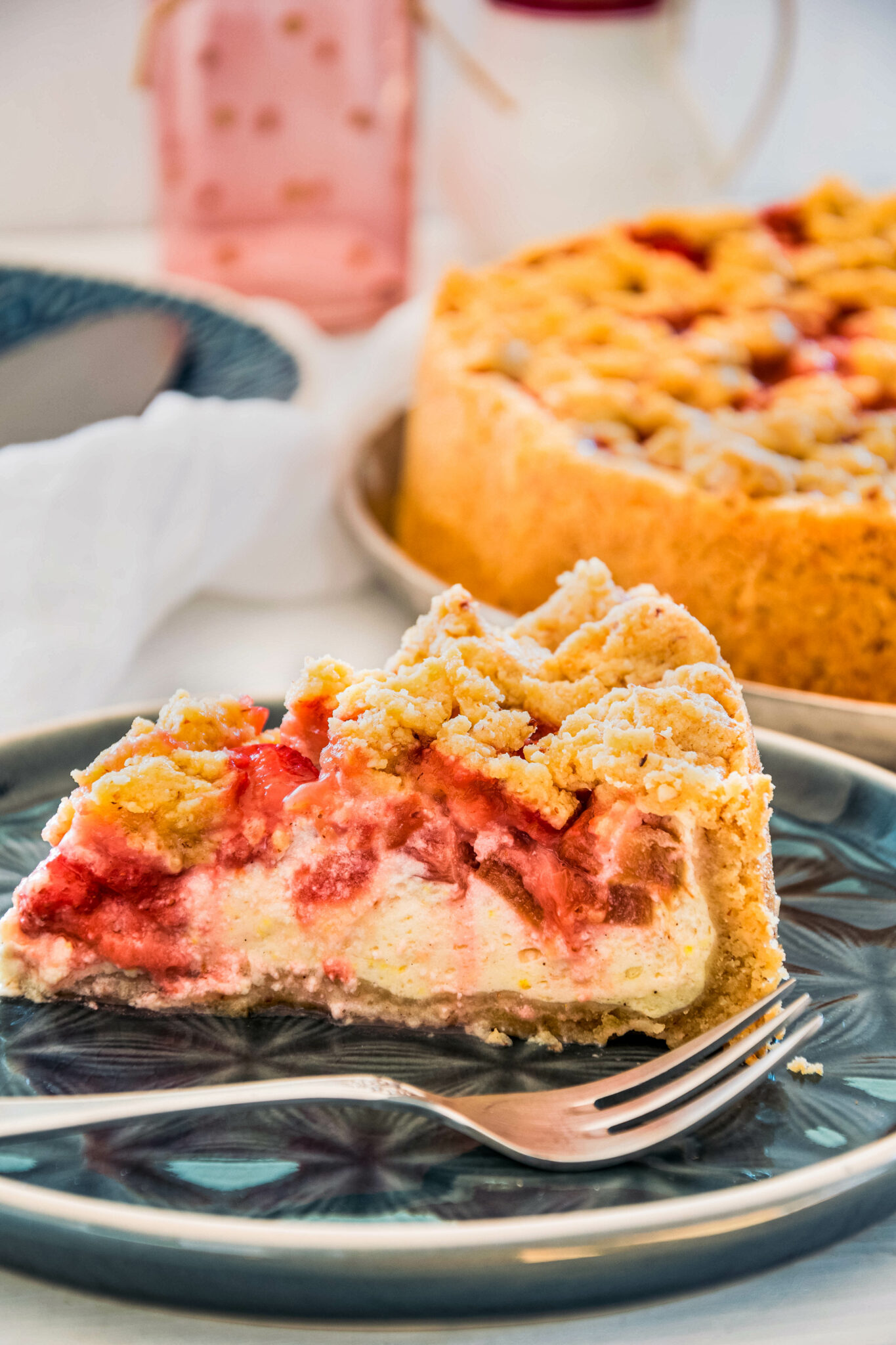 Saftiger Rhabarber-Streuselkuchen mit Erdbeeren und Quark