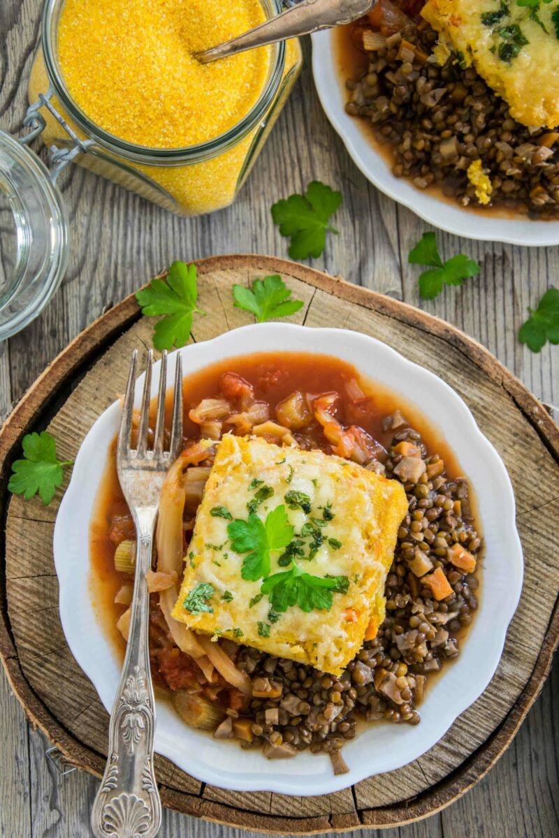 Überbackene Polentaschnitten auf Berglinsen und Fenchel-Tomatengemüse ...