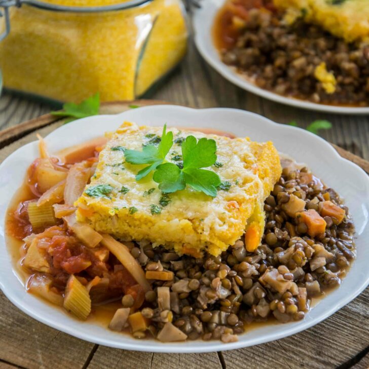 Überbackene Polentaschnitten auf Berglinsen und Fenchel-Tomatengemüse ...