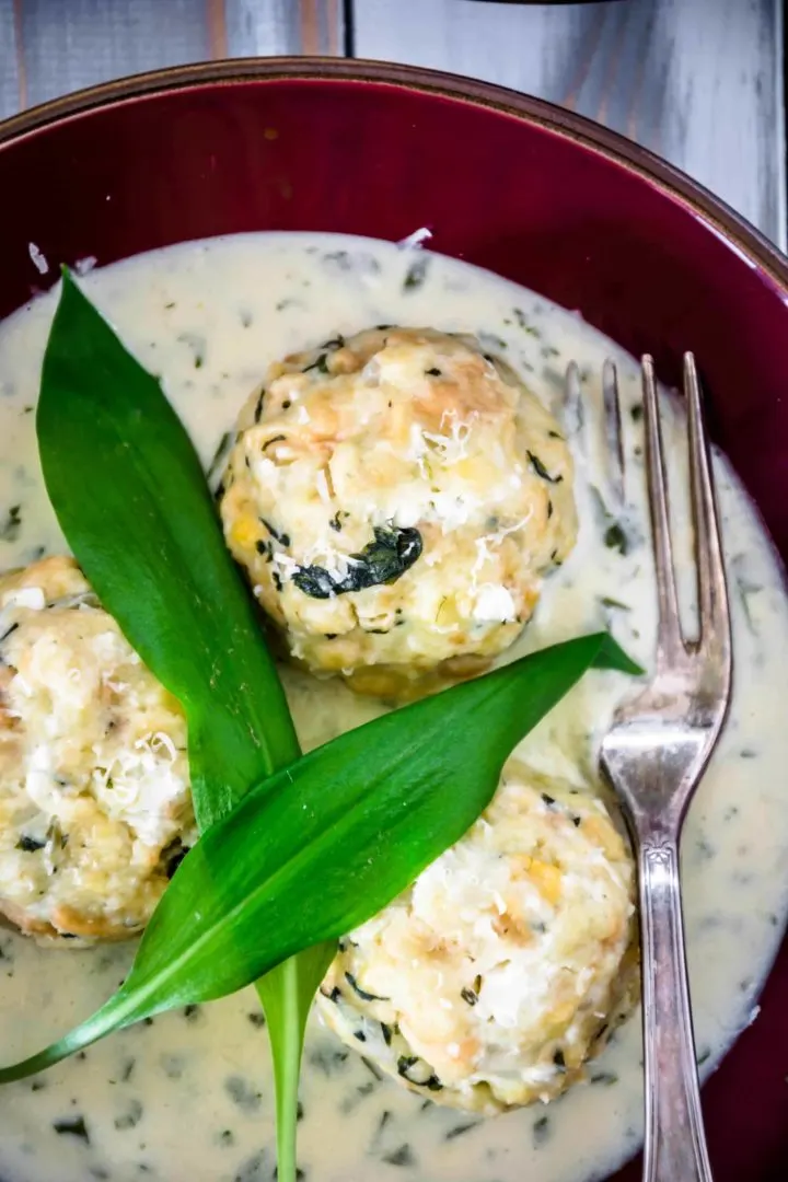 Bärlauch-Feta-Knödel mit Kräuter-Käsesauce | Oats and Crumbs