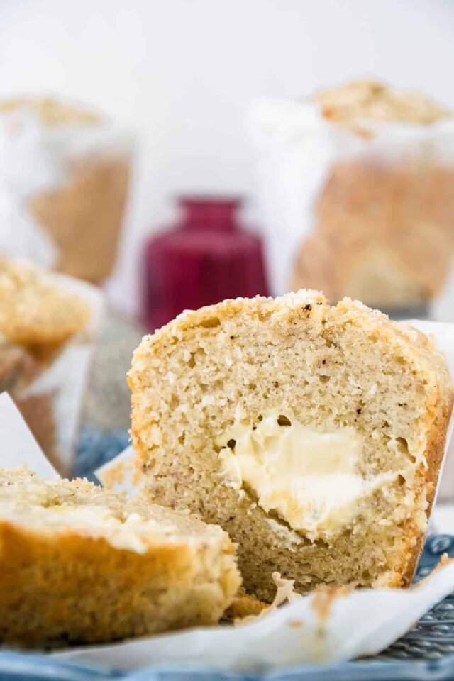 Bananen-Kokos-Muffins mit weißem Schokoladenkern | Oats and Crumbs