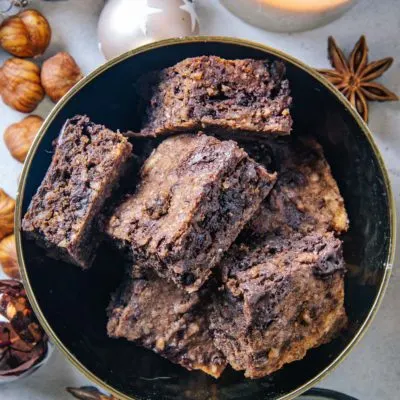 Zuckerfreies Schokoladenbrot in einer goldenen Schüssel von oben fotografiert, sodass die saftige Konsistenz und intensive Kakaofarbe schön sichtbar sind.