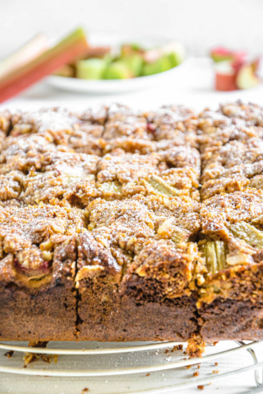 3-Korn-Rhabarberkuchen mit Mandelstreuseln - Oats and Crumbs