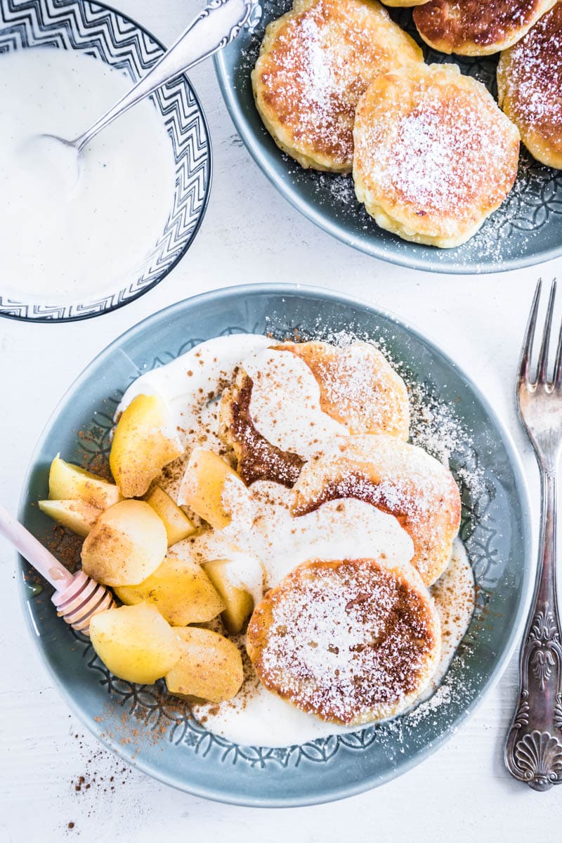 Syrniki mit Vanillejoghurt und Apfelkompott | Oats and Crumbs