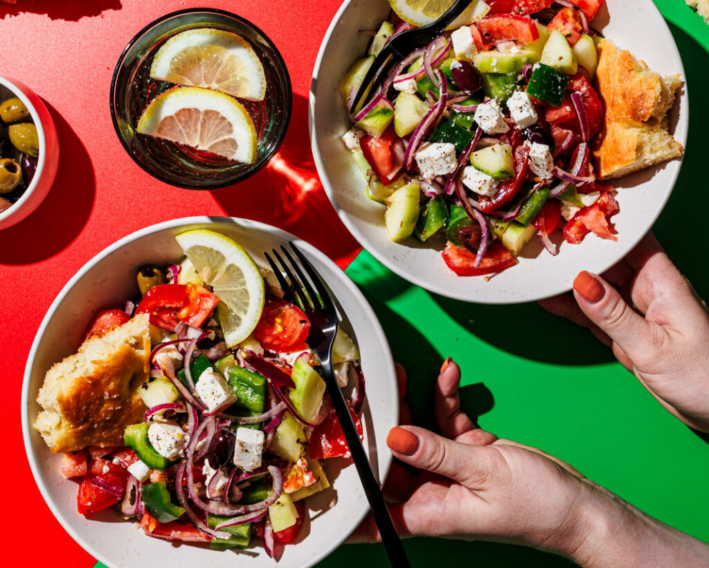 Zwei Teller Griechischer Salat mit Fladenbrot.