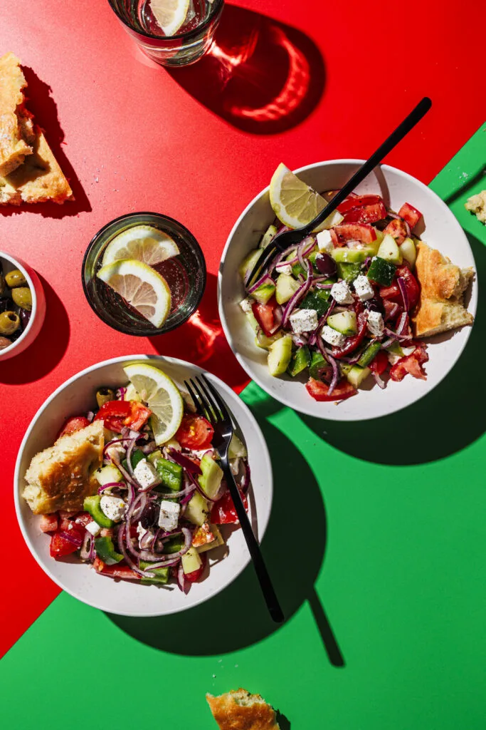 Erfrischender Griechischer Bauernsalat für den Sommer.