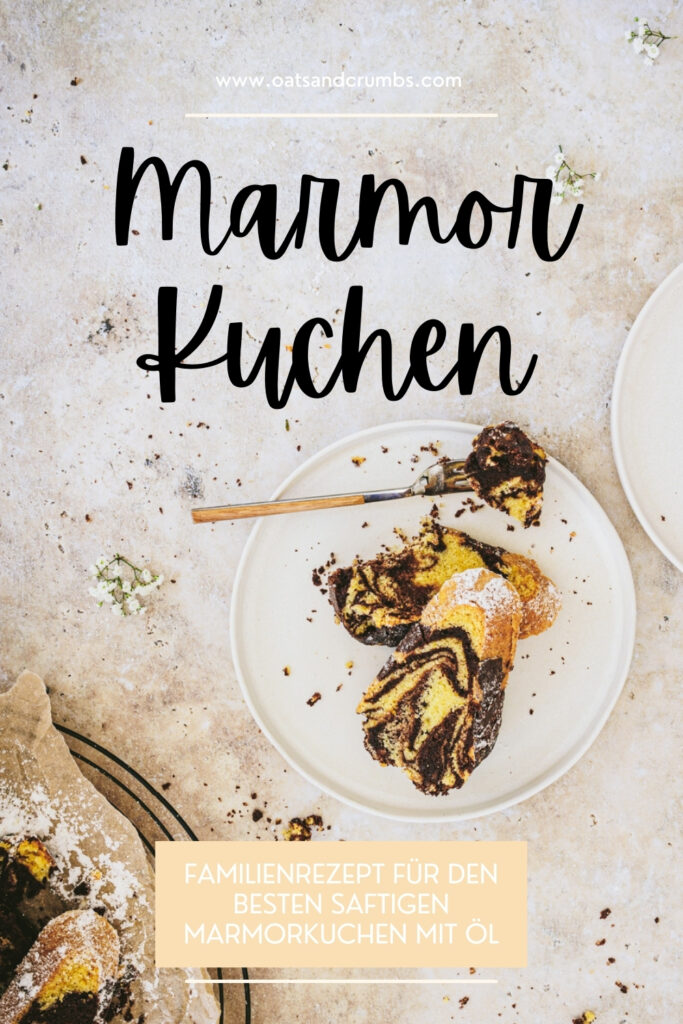 Zwei Stücke Marmorkuchen auf Teller mit Kuchengabel.