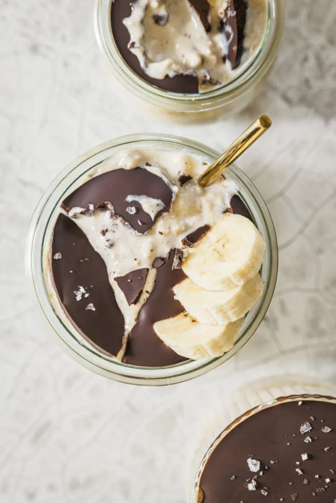 Knackig kühle Schokoschicht mit Meersalzflocken auf Overnight Oats.