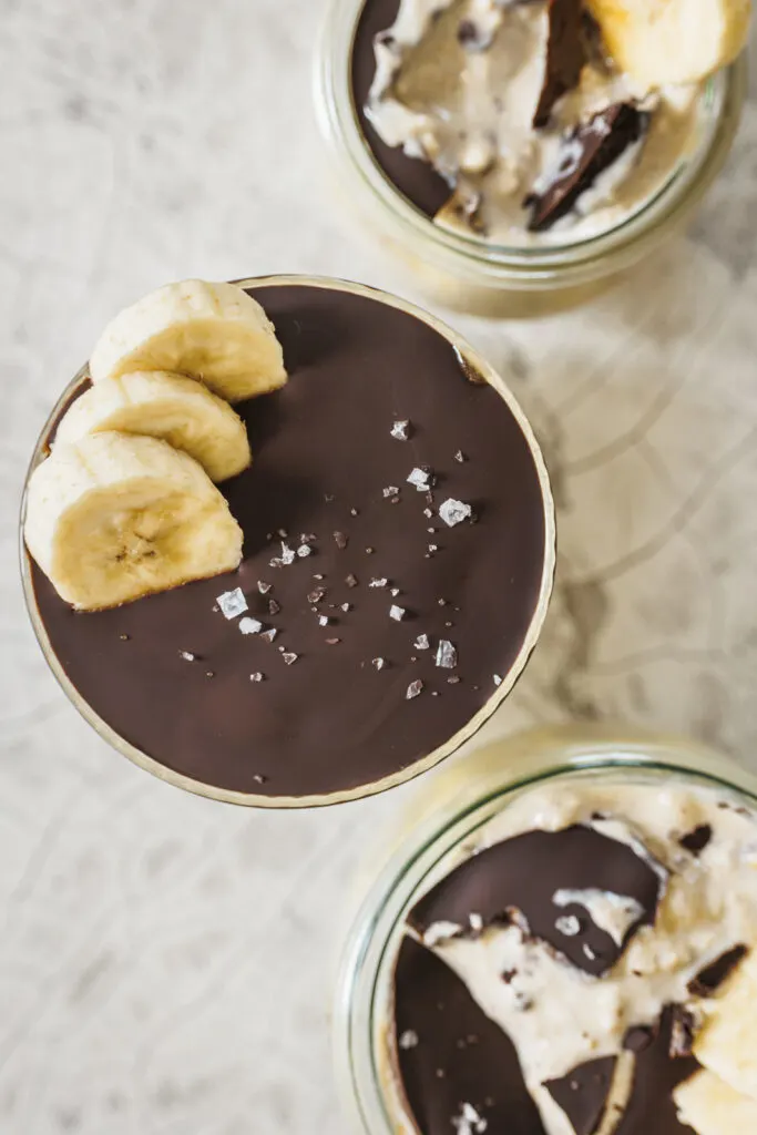 Knackig-kühle Schokolade und Bananenscheiben auf Overnight Oats mit Joghurt.