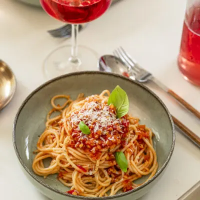 Spaghetti mit einfacher gesunder Linsen-Bolognese.