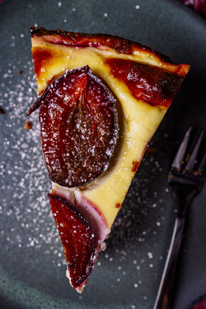 Ein Stück Topfen-Zwetschgenkuchen (Close-up in Aufsicht).