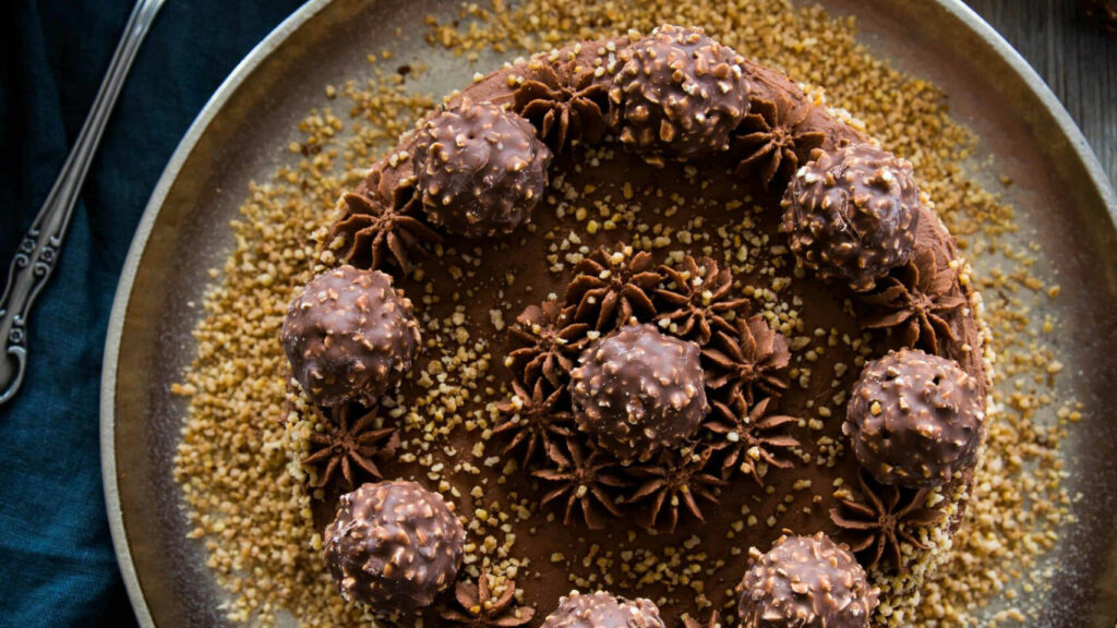 Rocher-Torte mit Schokocreme und Haselnusskrokant.